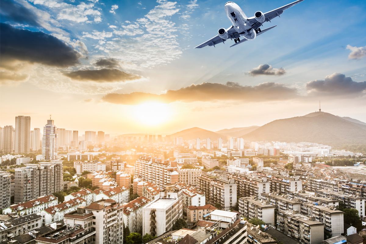 Avi&oacute;n de carga sobre la ciudad